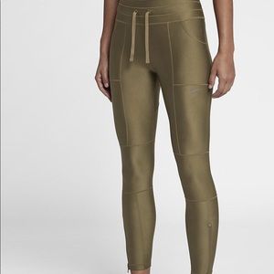 New 🤩 Womens Nike Workout Metallic Set